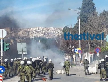 Έκτακτο: Σοβαρά επεισόδια στη Θεσσαλονίκη μεταξύ ακροαριστερών και ΜΑΤ(βίντεο)